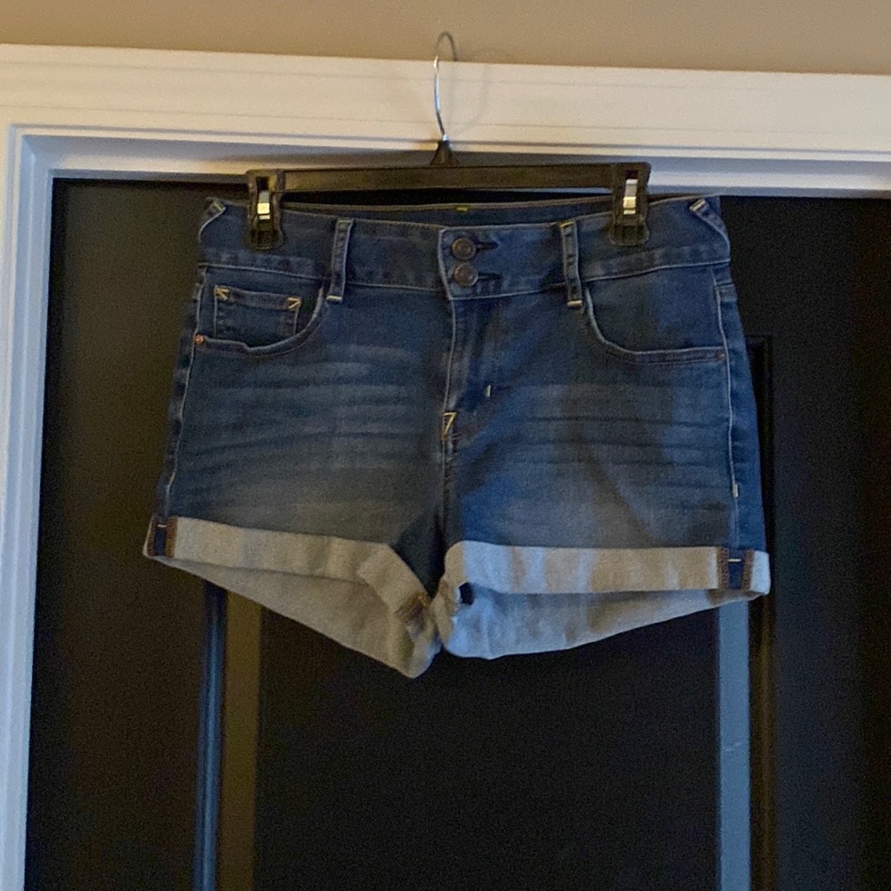 Wildflower stretchy denim shorts size 9
